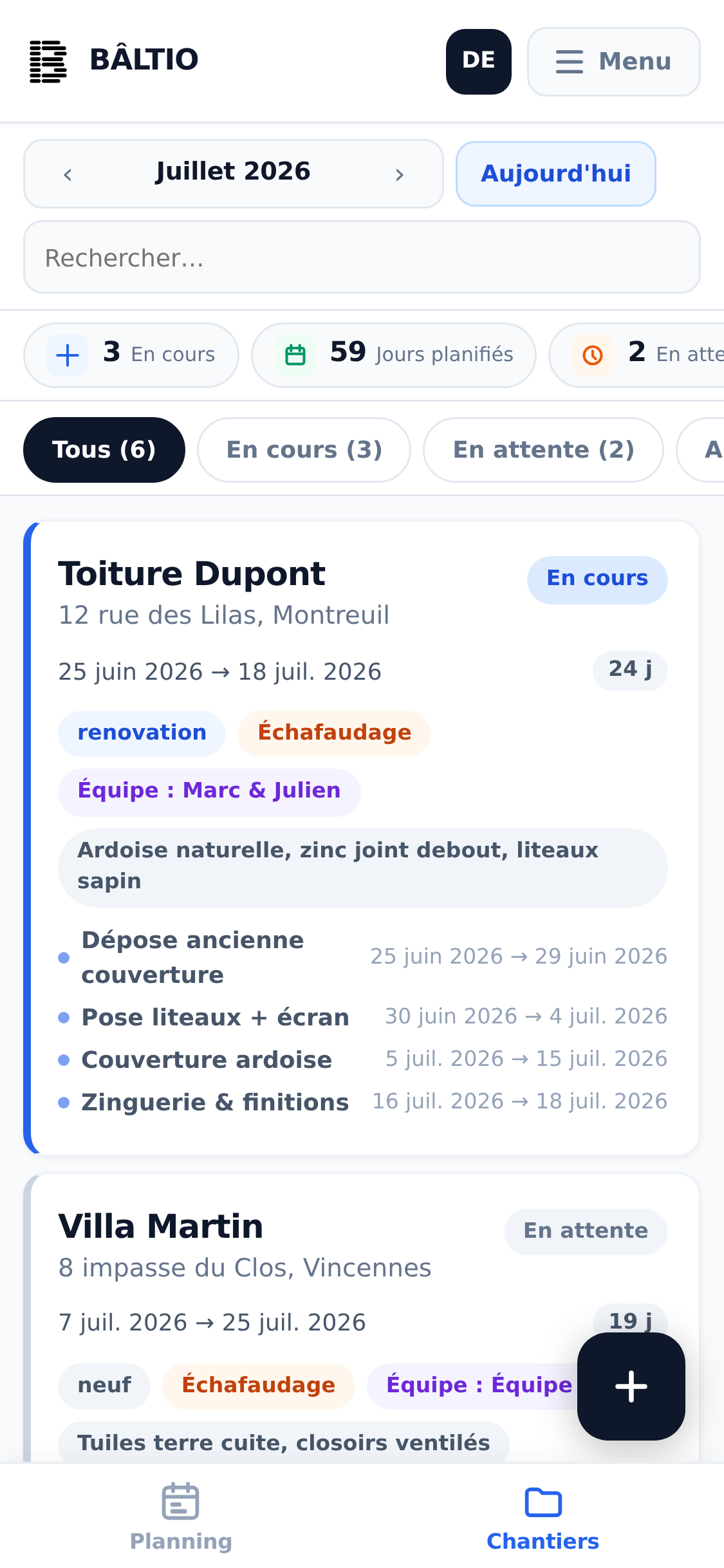 Liste des chantiers sur téléphone, avec statut et dates de chaque chantier.