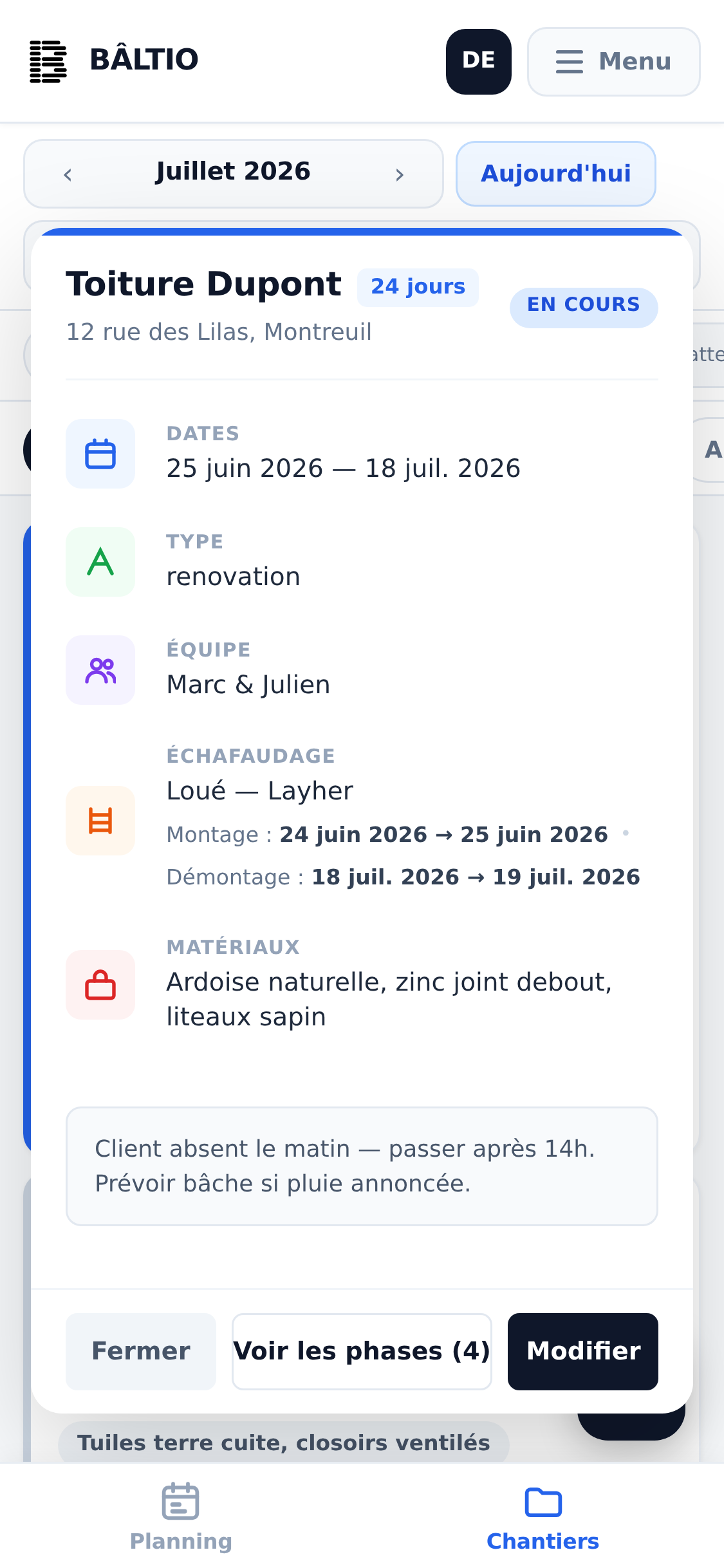 Fiche d'un chantier sur téléphone : dates, équipe, échafaudage loué, matériaux et note de terrain.